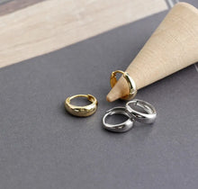 Load image into Gallery viewer, Small Huggie Hoop Earring

