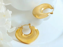 Load image into Gallery viewer, Gold Geometric Chunky Hoop
