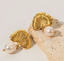 Load image into Gallery viewer, Freshwater Pearl Gold Earring
