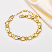 Load image into Gallery viewer, Intertwined Circle Bracelet
