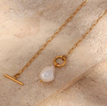 Load image into Gallery viewer, Freshwater Pearl Gold Toggle Choker/Necklace
